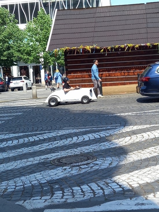Trop bien la voiture, on pourrais faite un mario kart avec 😅