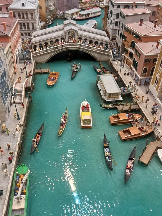 Les gondoles de Venise et le pont rialto
