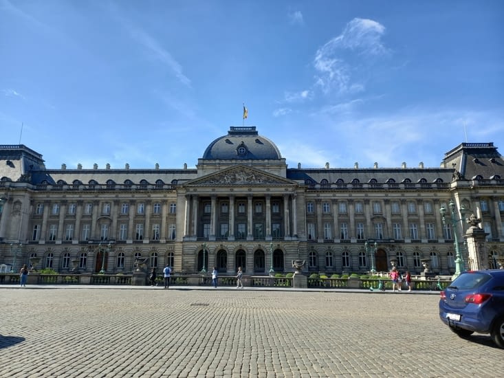Palais de Bruxelles, avec une rue immense avec peu de voiture