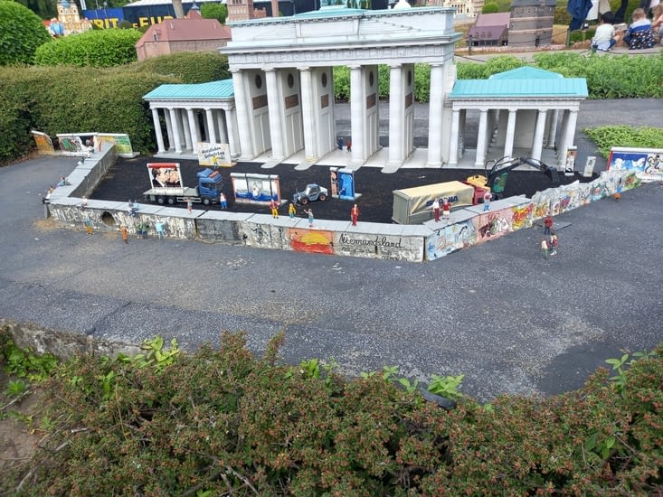 Il y à de petites animations. Ici, on peut faire tomber une partie du mur de Berlin