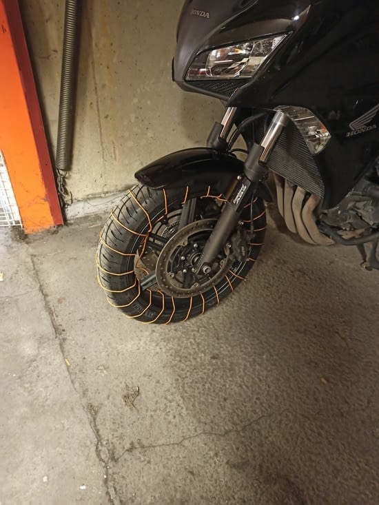 Une corde enroulée sur le pneu peut faire office de "chaîne a neige".