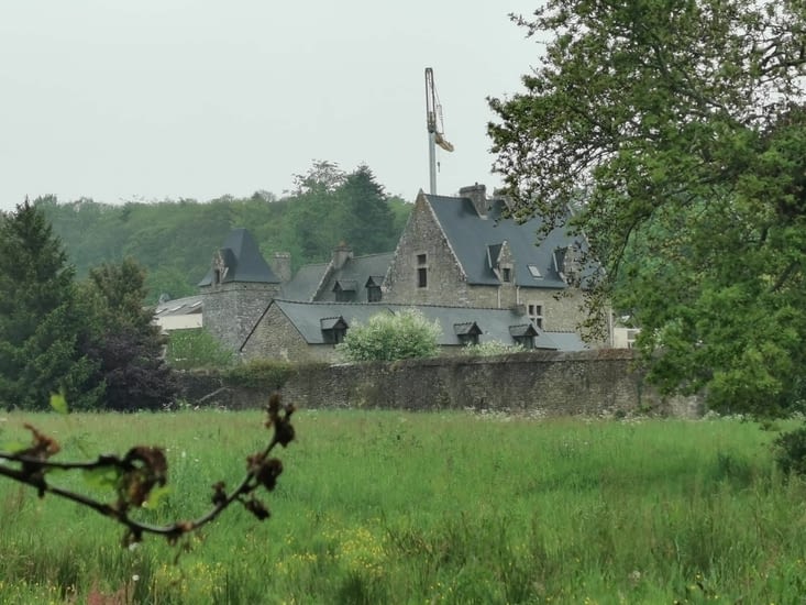 Bryan, après ma terrasse et ta maison, ça te dit de retaper cette petite bicoque ?