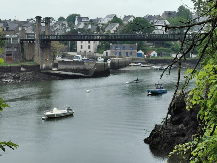 Le même pont avec le petit port juste en dessous.