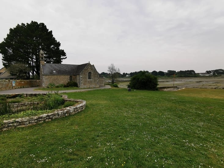 La chapelle avec 'les pieds dans l'eau'
