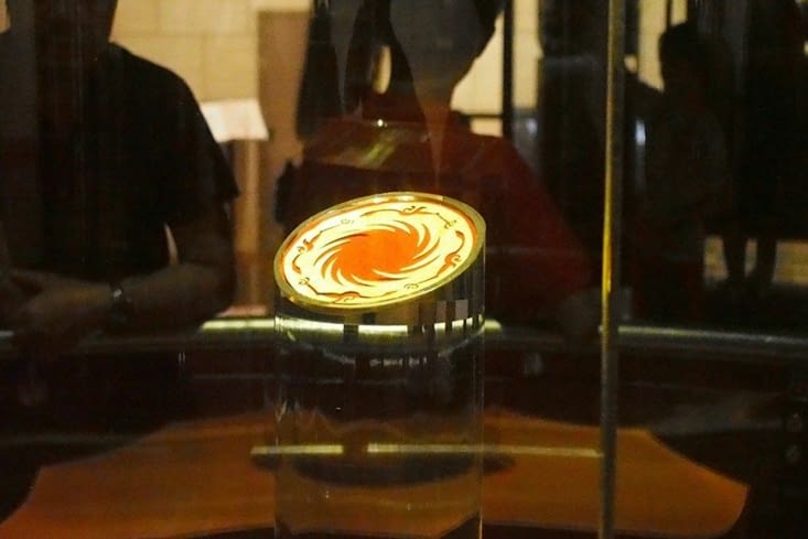 Le disque du soleil et des oiseaux immortels.....plus de 3000 ans et 0,02 mm d 'épaisseur!!!