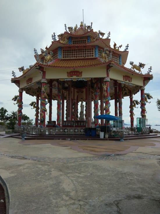 Temple Ko Loi a côté de la zone d'embarquement du ferry