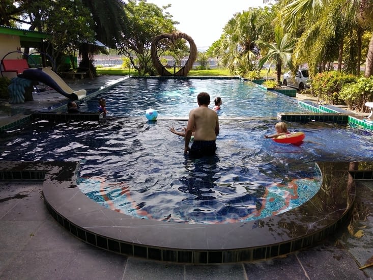 Pendant 4 jours les enfants profitent de la piscine de notre resort.
