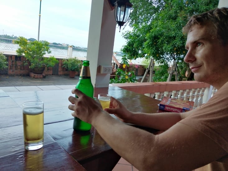 Boire sa bière face au Mékong et au Laos, ça n'a pas de prix!