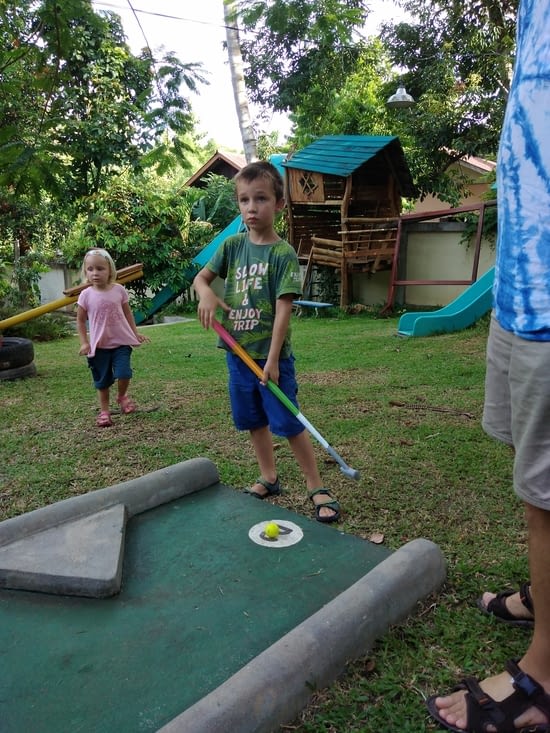 Les enfants étant fatigués, nous organisons un mini golf