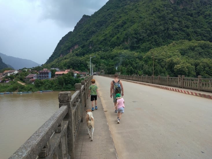 Traversée du pont en compagnie d'un chien errant