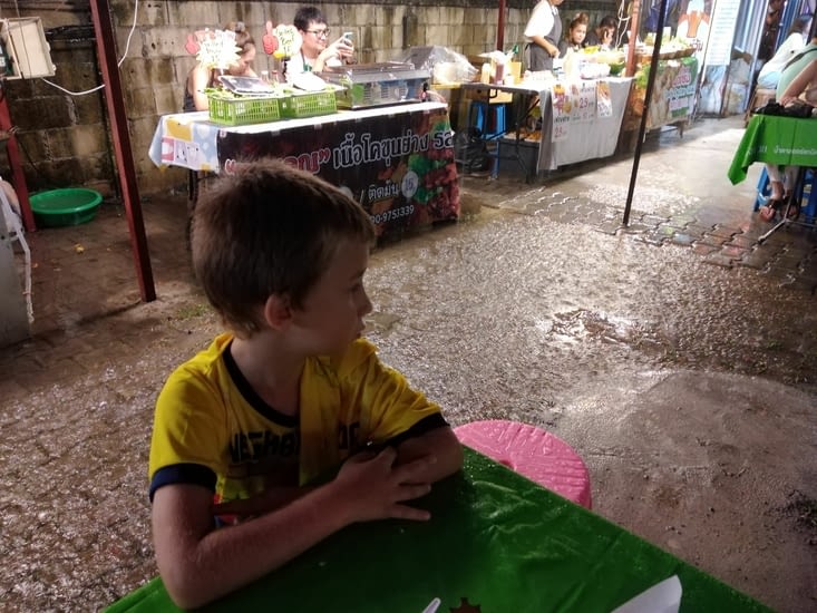 Night market sous la pluie