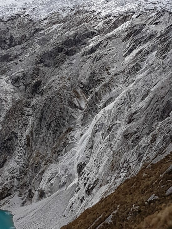 Santa Cruz trek, day 2:  avalanche en direct ! Impressionnant.