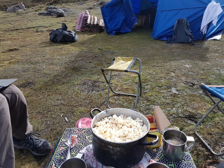 Santa Cruz trek, day 2: camp 2 , pop corn pour le tea time a 4300m