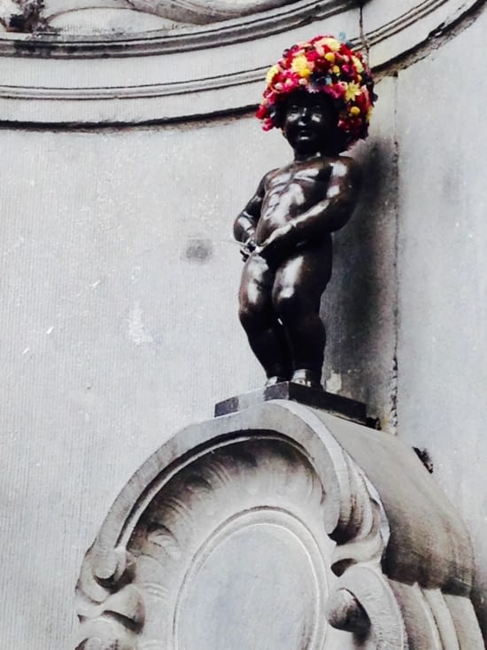 Le Manneken Pis porte un bonnet de fleurs