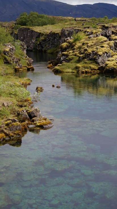 Les incroyables couleurs présentes dans les étendues d'eau de Thingvellir