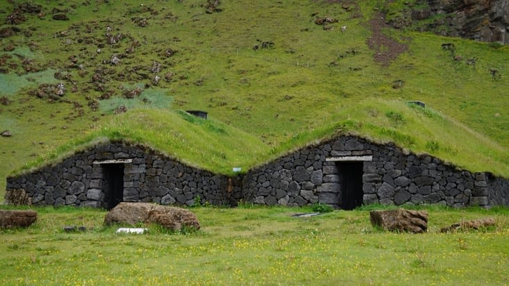 Anciennes maisons Vikings en hommage aux premiers colons des îles