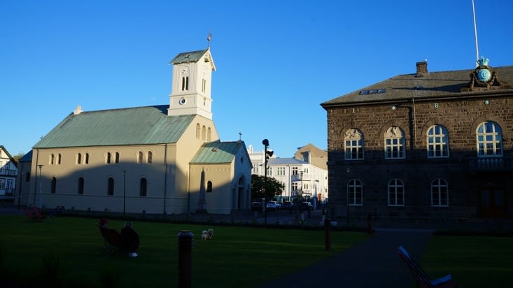 Le parlement et l'une des plus anciennes église du centre