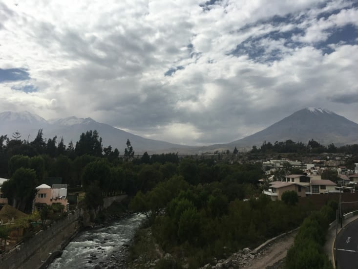 À droite, le volcan Misti