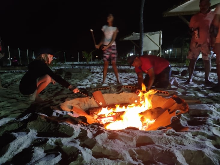 Soirée feu et chamallow hier soir, sur la plage!