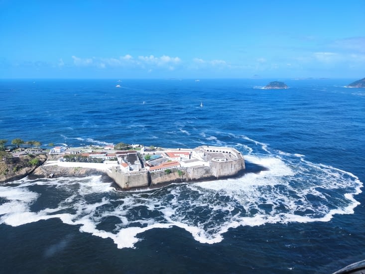 Rio 5 - Hélico - Le fort de Niteroi