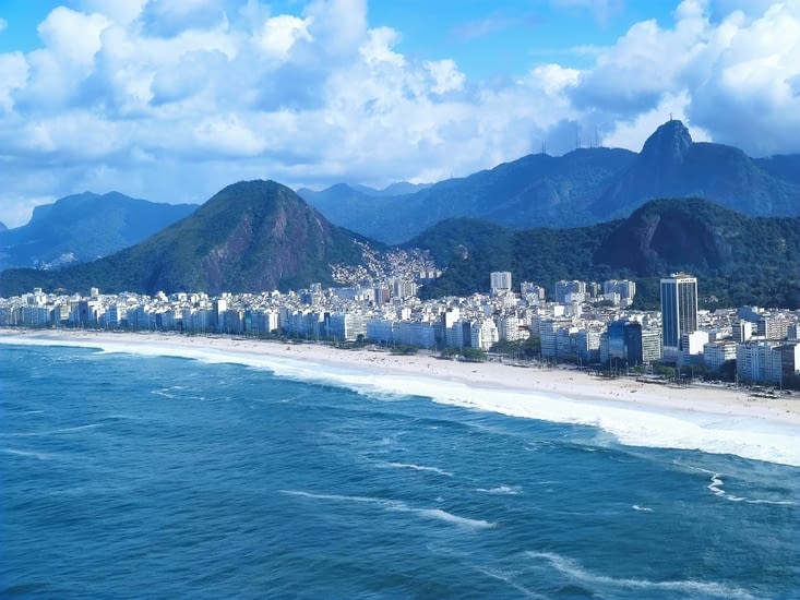 Rio 5 - Hélico - Copacabana - Corcovado au fond