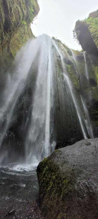 À l'intérieur, au pied de Glufrafoss