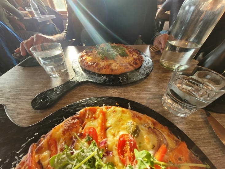 Pizza aux légumes pour moi et pizza au homard pour Pierre