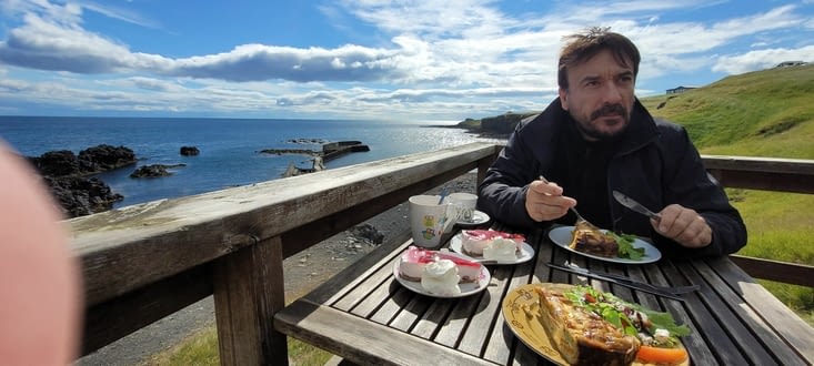 Repas en terrasse au Fjöruhúsið Café