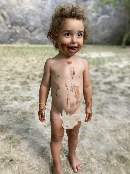 Cet enfant à juste mangé une glace et je vous laisse deviner à quel parfum