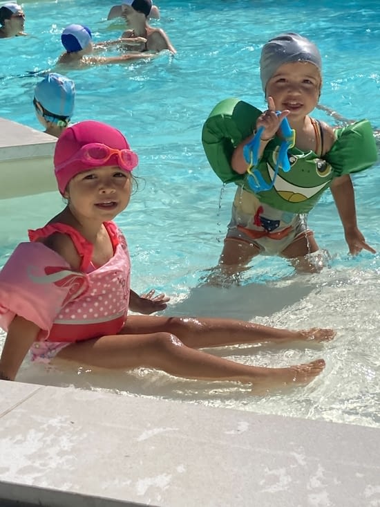 Et le soir piscine parce qu’il a fait très très chaud