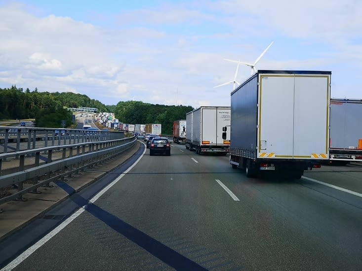 Mais il y a souvent des ralentissements sur les autoroutes allemandes....