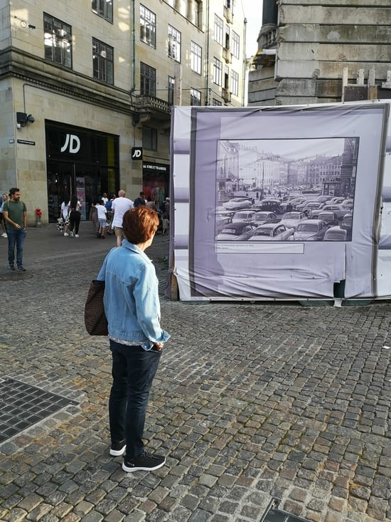 Isa devant une photo du vieux Copenhague