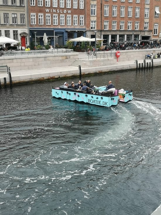 Les danois font la fête sur les canaux, dans des embarcations improbables