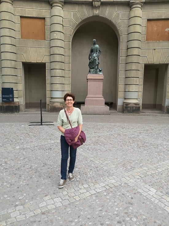 Isa devant la statue de Kristina Gyllenstierna, femme d'état et héroïne suédoise