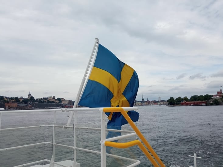 Le drapeau suédois flotte au vent