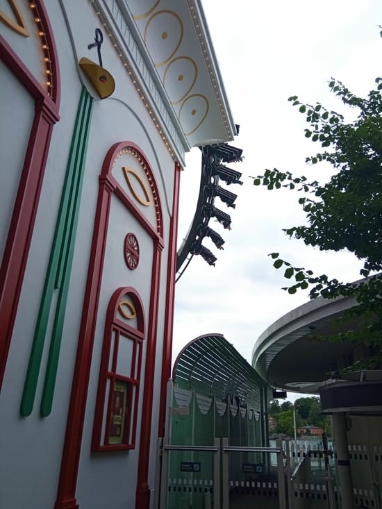 La tête en bas, et tout le monde crie (surtout les filles !)