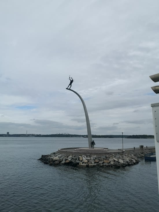 Sation Nacka Strand - La sculpture s'appelle "God our father on the rainbow'