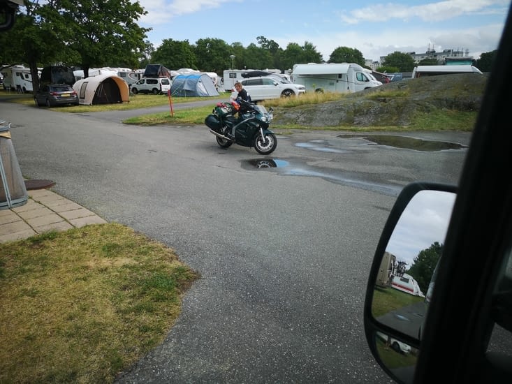 Départ du camping. Max, un vrai motard routard, de retour du Cap Nord