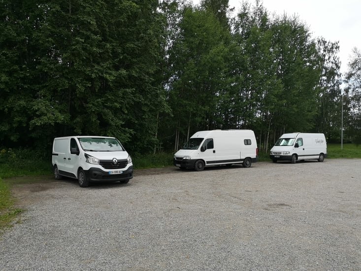 On s'arrête à Sundsvall. Parking le long d'un étang. Avec d'autres vans français