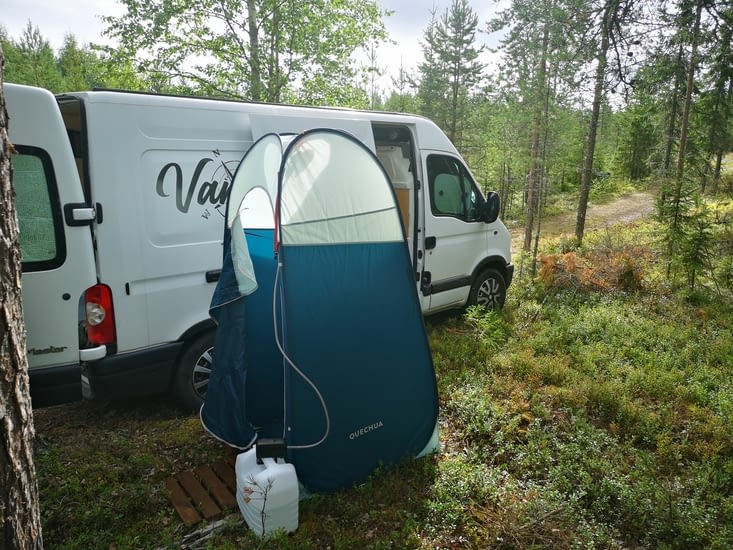 On teste la douche extérieure. Finalement, ça l'fait, comme on dit