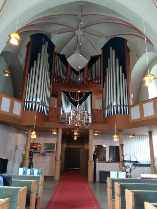 L'orgue, très moderne, détonne avec le reste du cadre