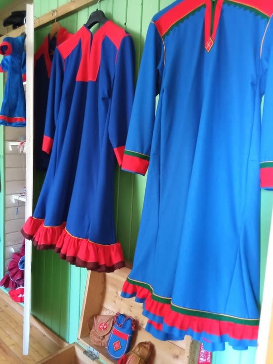 Costume traditionnel Sami bleu et rouge (blouge, quoi...)