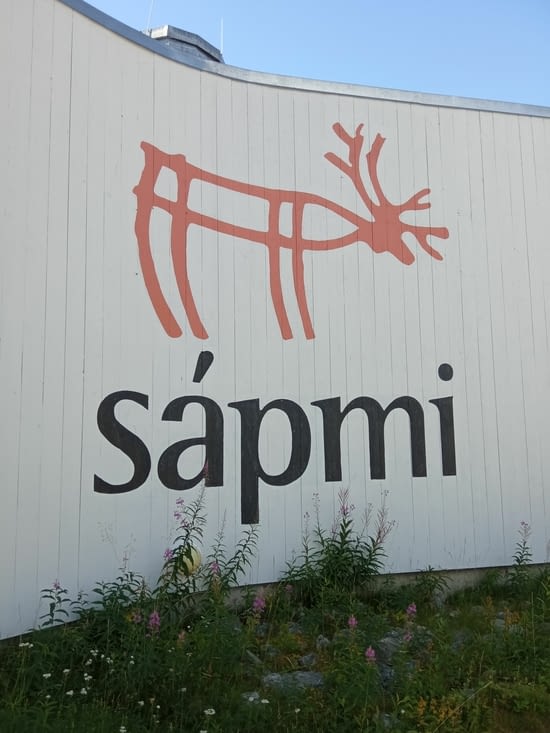 Halte dans un parc Sami, autre nom des 'Lapons'. Sami est plus souvent utilisé