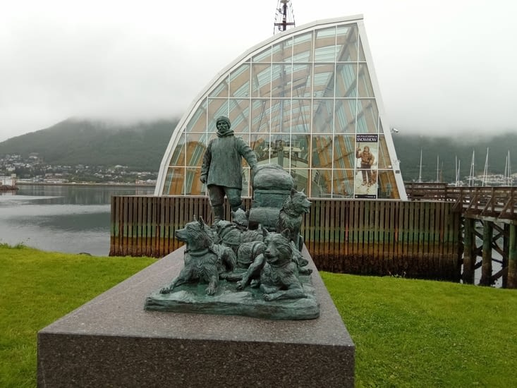 Devant le centre Polaria. Sculpture de Hanssen, collègue d'Amundsen