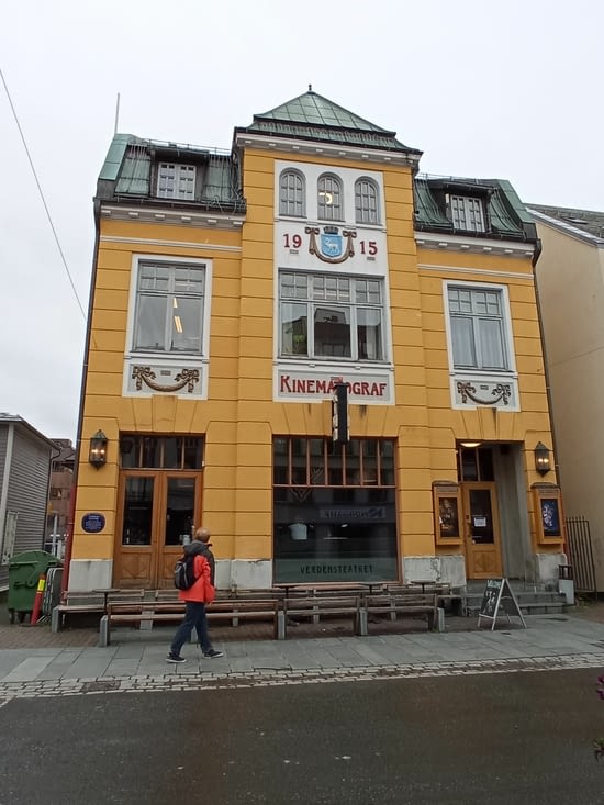 L'ancien cinéma. C'est un bar, maintenant