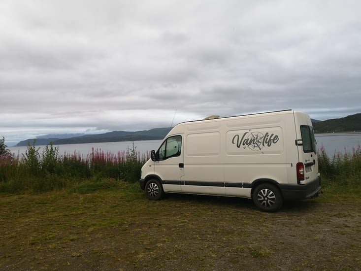 Pause pour la nuit, le long d'un fjord. Cela devient une habitude