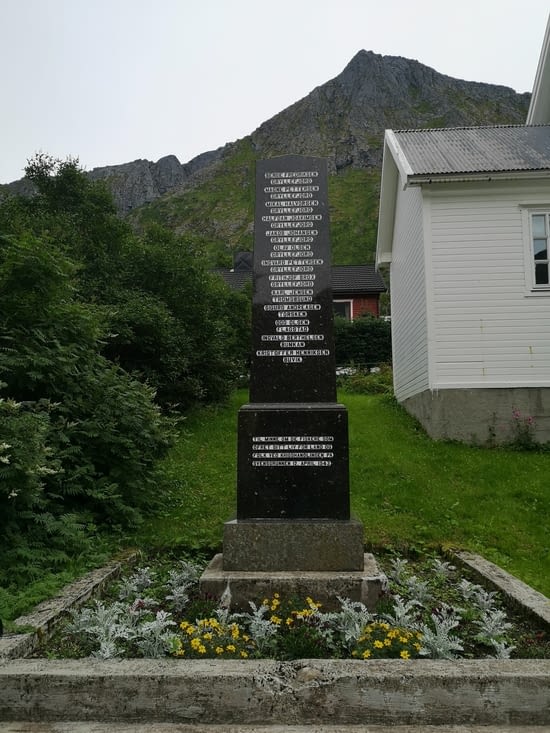 Aux abords de l'église, une stèle avec le noms des marins disparus en mer