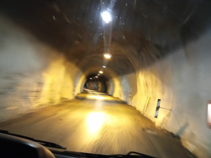 Le tunnel, avant d'arriver au village d'Husoy, sur Senja. A peine la place pour se croiser