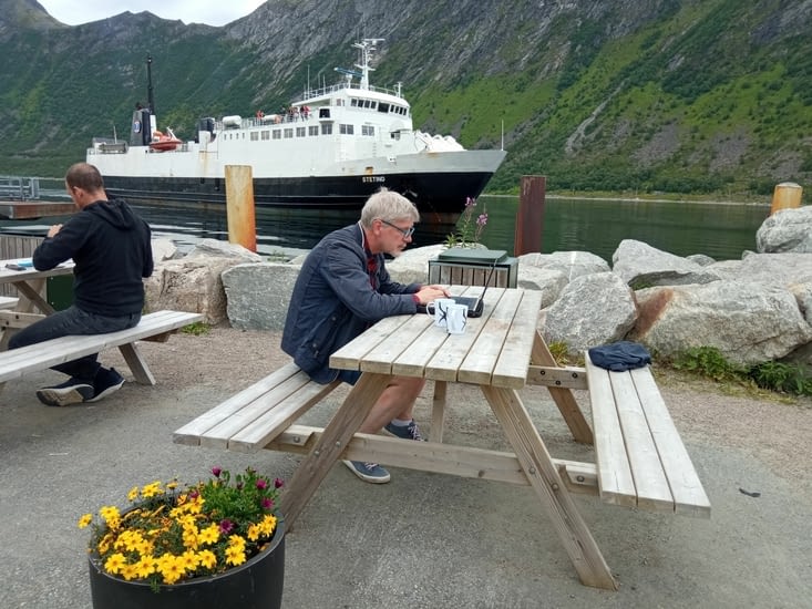 Toto travaille encore en attendant le ferry. Il est en retard pour le blog 😉