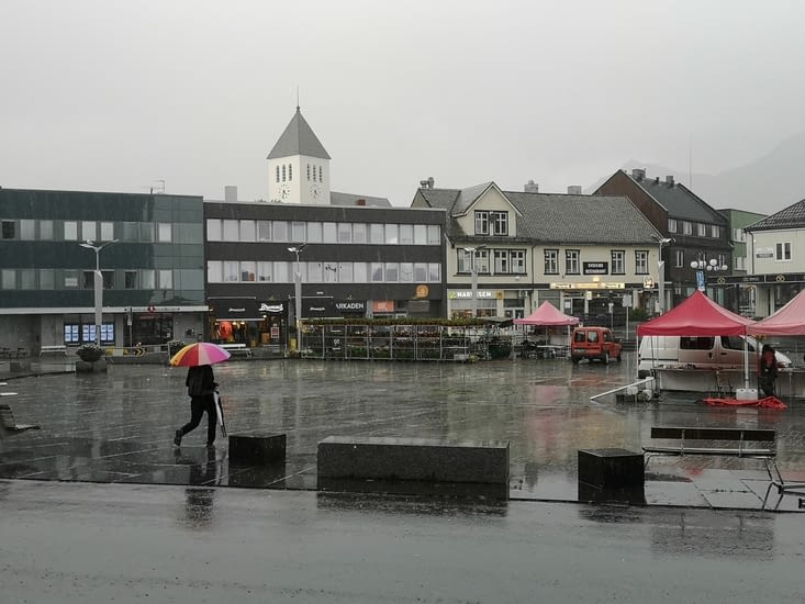 La place principale de Svolvaer, le temps est maussade, mais change très vite